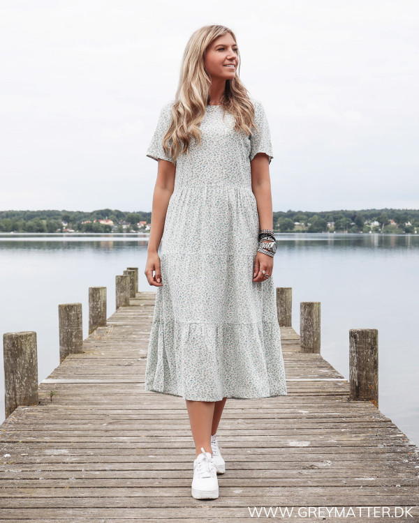 Sommerkjole fra Vila i viskose stylet med hvide Nike sneaks