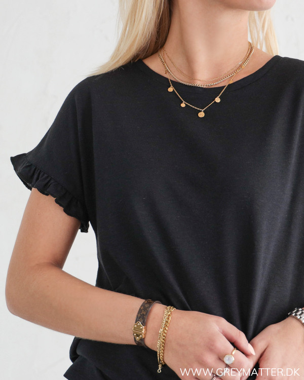Sort t-shirt til damer med smukke detaljer