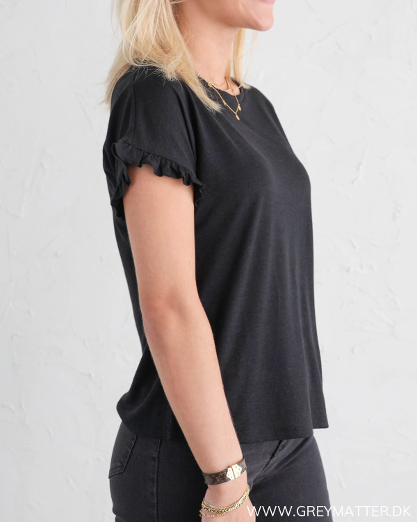 Sort t-shirt med flæsedetaljer