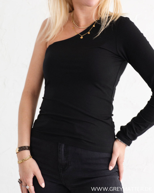 Sort bluse fra Pieces med et ærme
