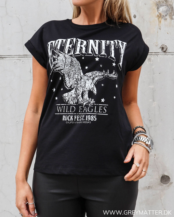 Ørne t-shirt fra Vila i sort med hvid tekst