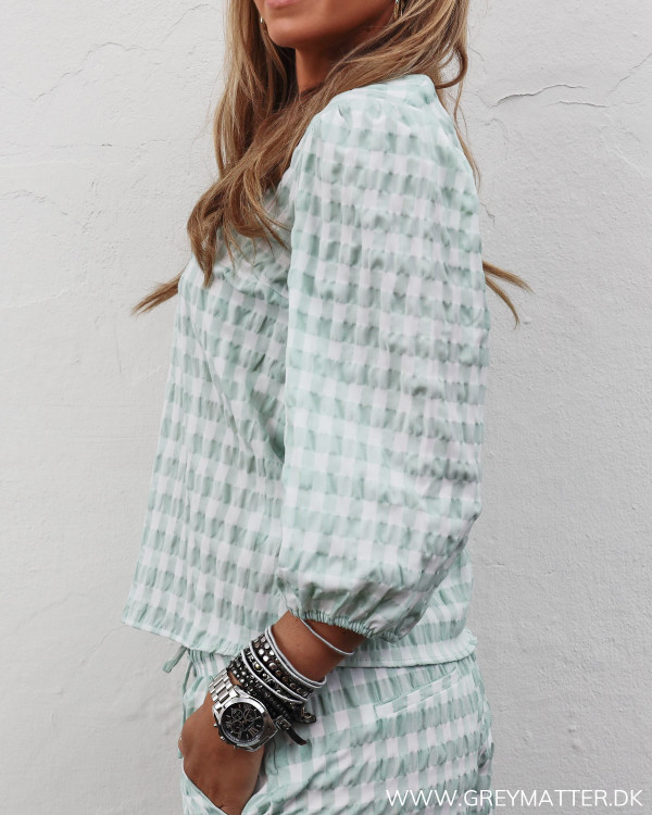 Neo Noir ternet bluse set fra siden
