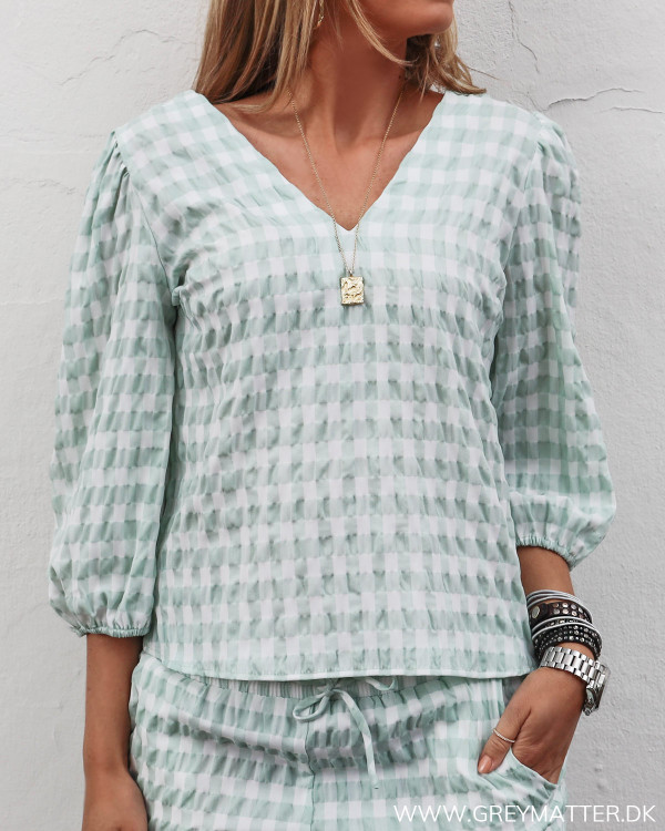 Neo Noir ternet bluse med v-udskæring