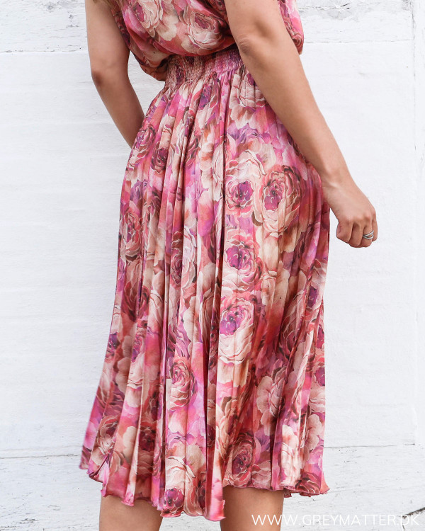 Karmamia nederdel med blomsterprint set bagfra