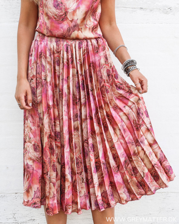 Karmamia plisse nederdel med blomsterprint set forfra