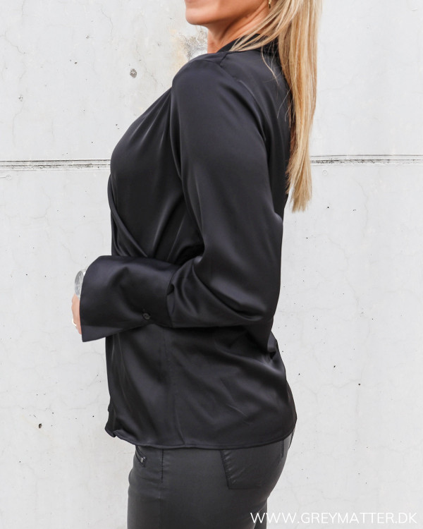 Sort bluse til damer fra Karmamia Cph. i klassisk stil