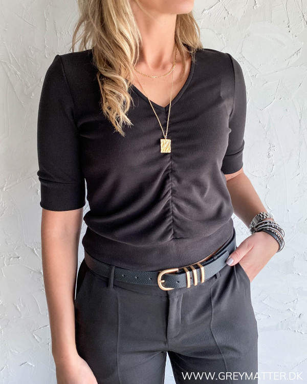 Sort Yas bluse med rynk foran i kort design