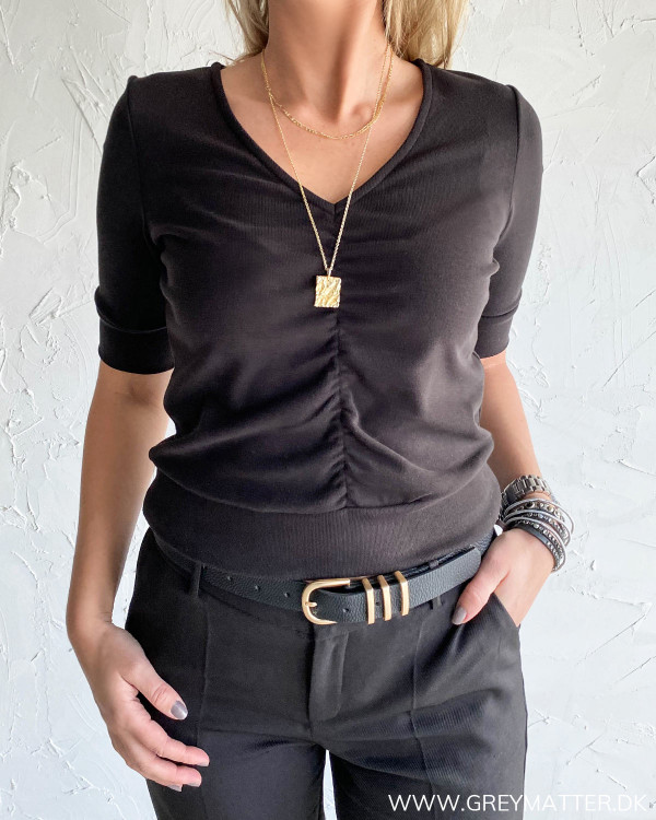 Sort Yas bluse med rynk foran i kort design