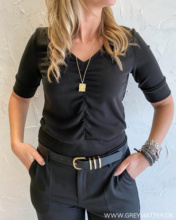 Sort Yas bluse med rynk foran i kort design