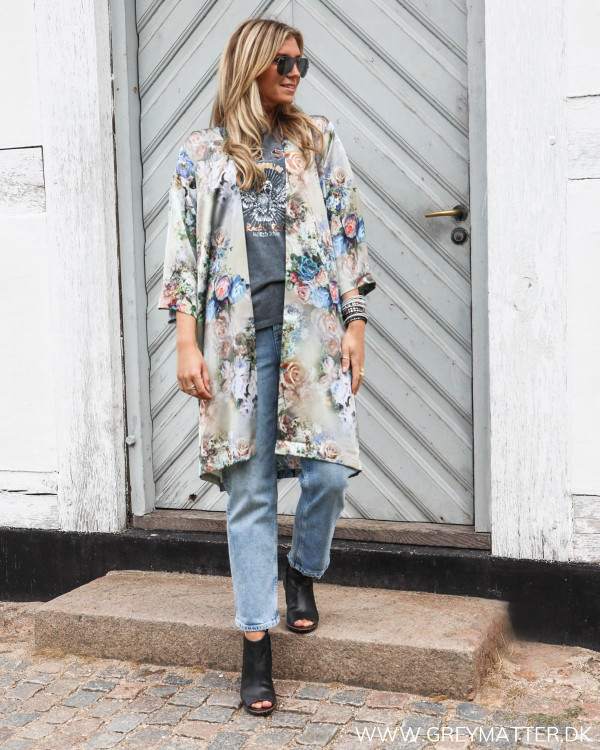 Karmamia kimono stylet med Pieces jeans og eagle tee fra Vila
