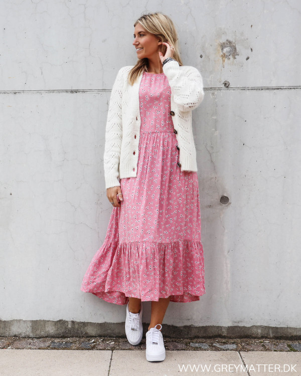 Pieces cardigan i hvid stylet med kjole fra Vila