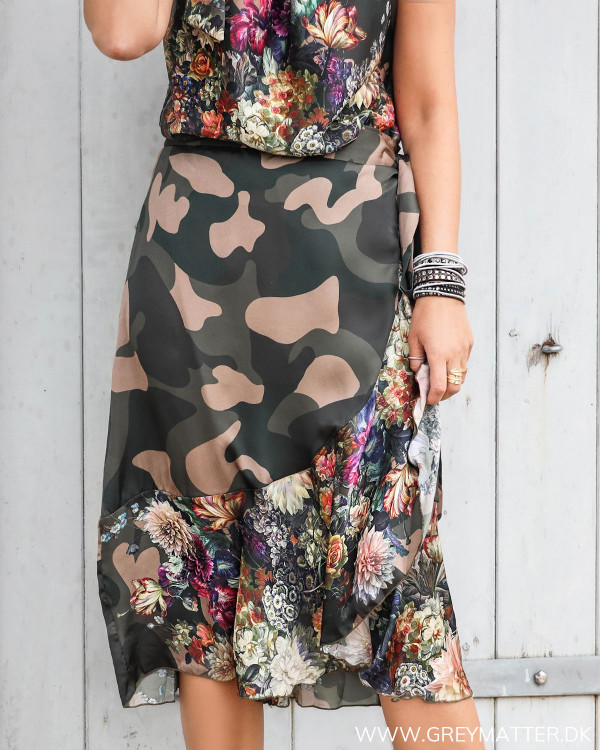 Karmamia nederdel med camouflage print og blomsterprint set forfra