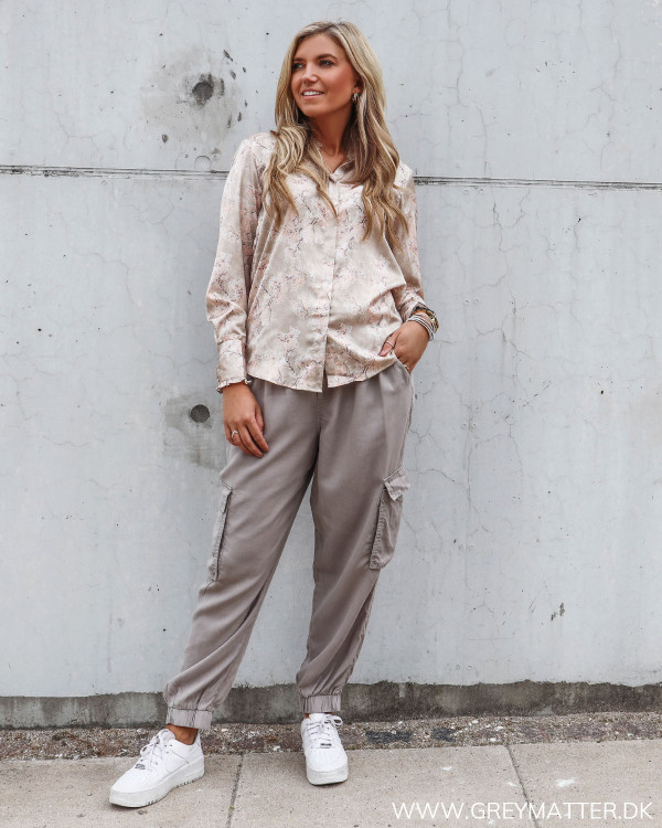 Karmamia skjorte stylet med loose-fit cargo bukser