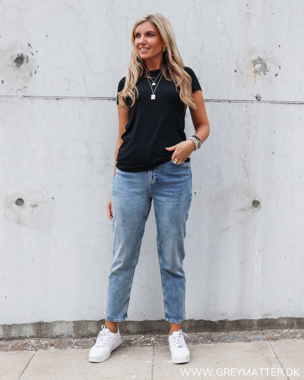T-shirt fra My essential wardrobe stylet med Pieces jeans