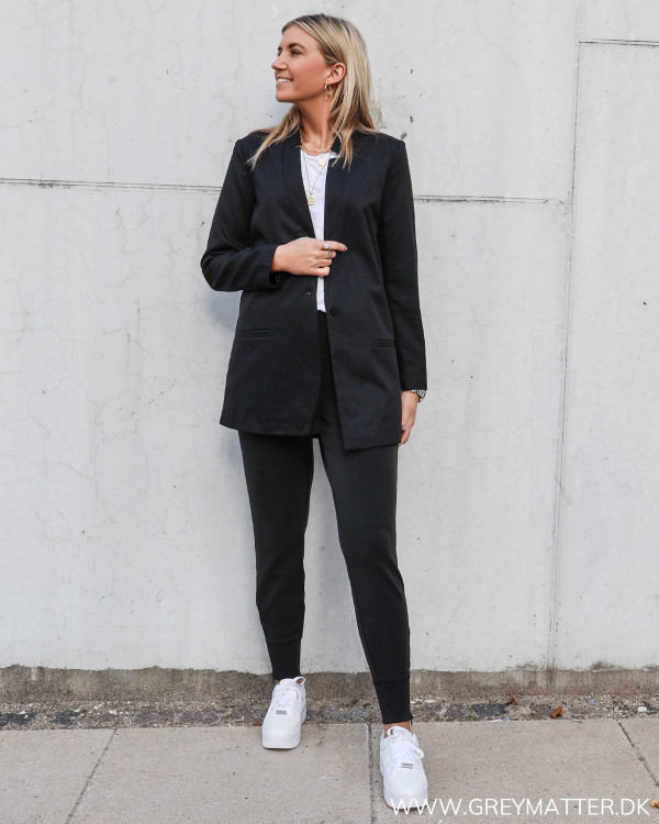 Sort suit jakke til damer stylet med sweat pants i blød kvalitet