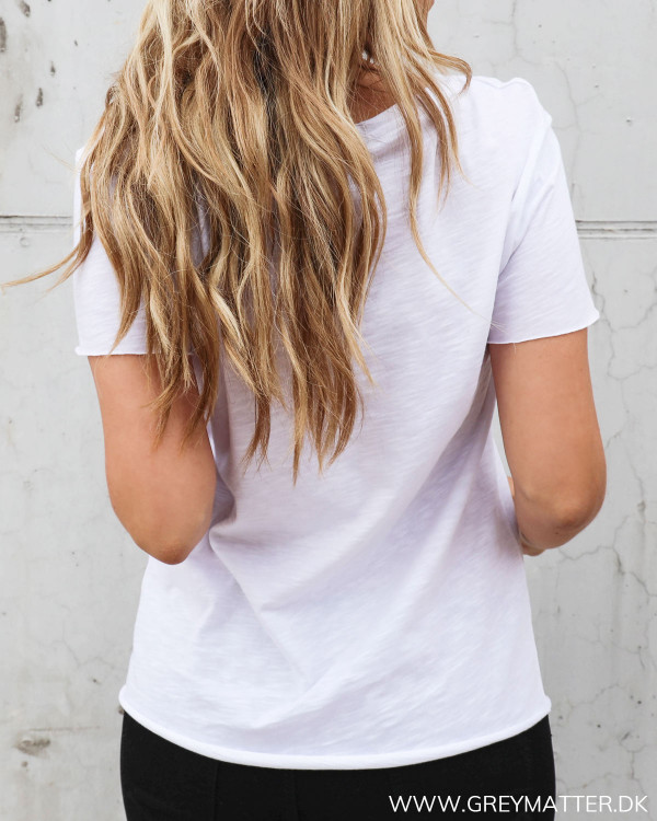 Hvid t-shirt til damer med cool detaljer