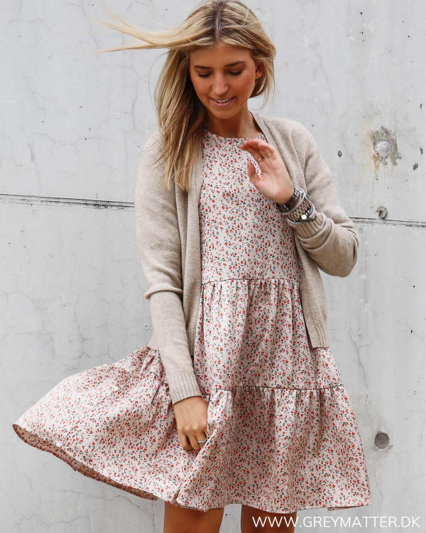 Kjole med blomsterprint fra Vila stylet med Viril cardigan