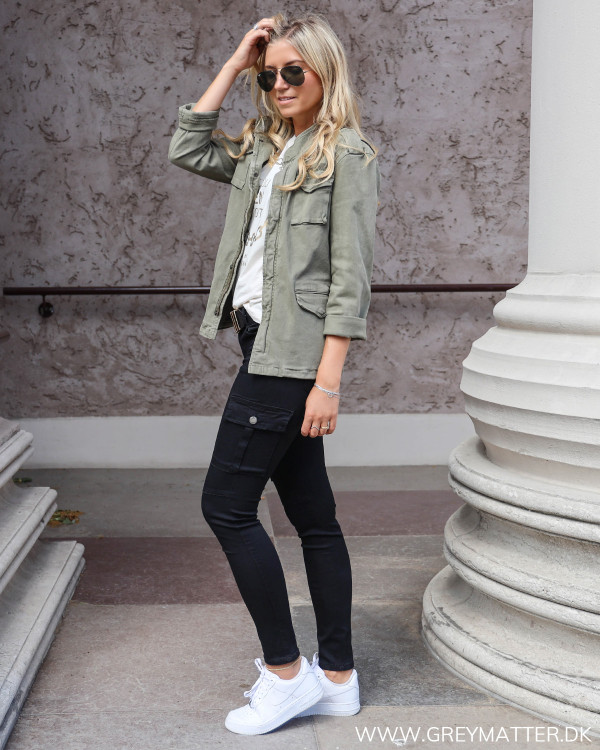 Styling med sorte Cargo bukser og cool armyjakke