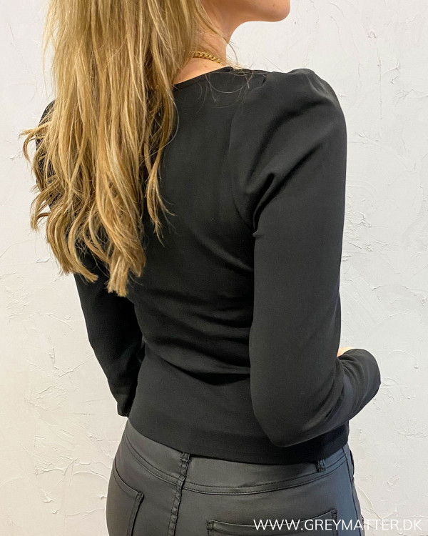 Pieces bluse i sort med rynk