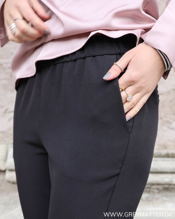 Neo Noir sort suit pants til damer set tæt på