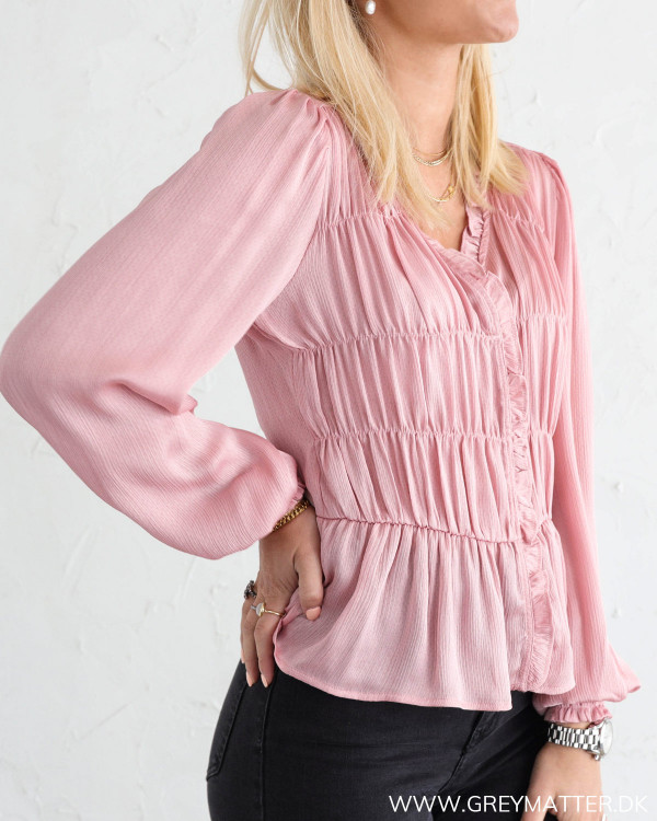 Bluse i powder fra Neo Noir set fra siden