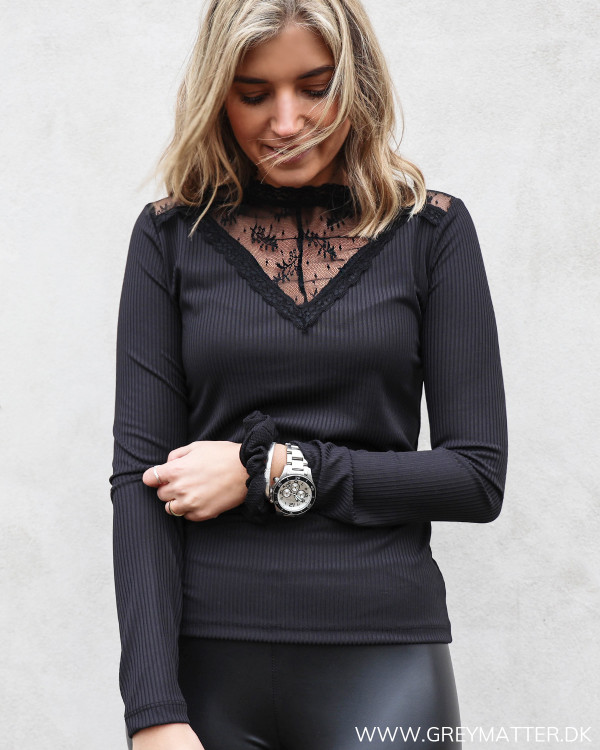 Sort bluse med blonder fra Neo Noir